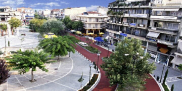 Επιστολή αναγνώστριας για την πλατεία Πτολεμαΐδας: Δηλαδή αν δεν υπήρχε το “φιδάκι”, θα περνούσαν νταλίκες;