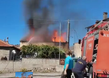 Πριν λίγο: Φωτιά κατέκαψε κατοικία στη Σιάτιστα (βίντεο)