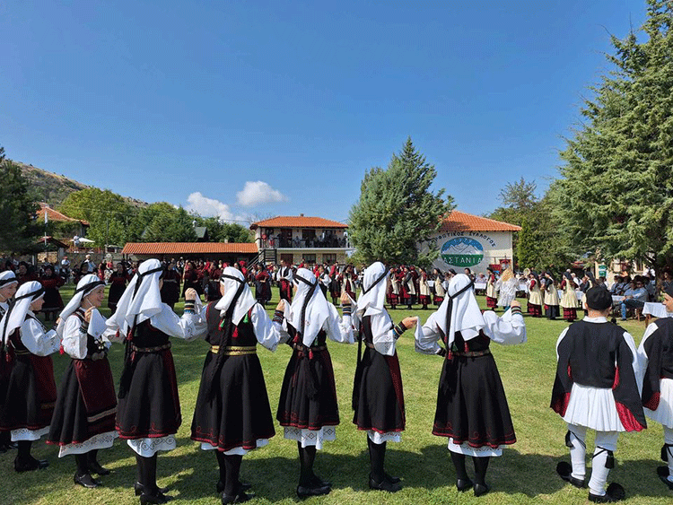 Φωτογραφίες από τα γυρίσματα της εκπομπής "Κυριακή στο Χωριό Ξανά" στην Καστανιά Σερβίων