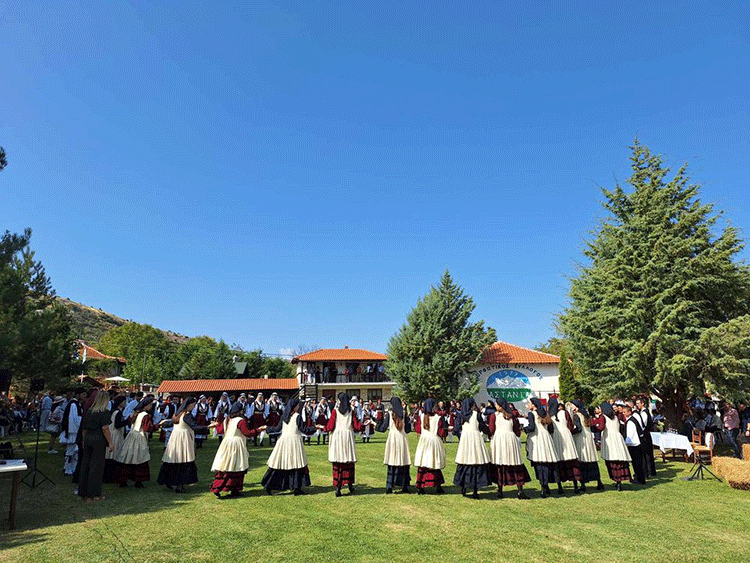 Φωτογραφίες από τα γυρίσματα της εκπομπής "Κυριακή στο Χωριό Ξανά" στην Καστανιά Σερβίων