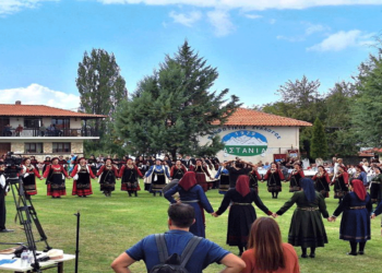 Φωτογραφίες από τα γυρίσματα της εκπομπής "Κυριακή στο Χωριό Ξανά" στην Καστανιά Σερβίων