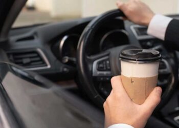Η αλήθεια για τον καφέ στο αυτοκίνητο και το πρόστιμο