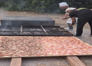 Η μεγαλύτερη πίτσα της Ελλάδας παρασκευάστηκε χθες στο Καρυοχώρι, σε μια μεγάλη εκδήλωση αποχαιρετώντας το καλοκαίρι