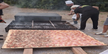 Η μεγαλύτερη πίτσα της Ελλάδας παρασκευάστηκε χθες στο Καρυοχώρι, σε μια μεγάλη εκδήλωση αποχαιρετώντας το καλοκαίρι