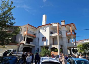 Stop στις εργασίες σύνδεσης κεραίας κινητής τηλεφωνίας από κατοίκους της Κοζάνης- Έχει τοποθετηθεί σε πολυκατοικία της οδού Ιωνίας