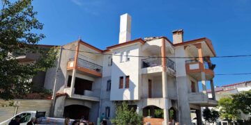 Stop στις εργασίες σύνδεσης κεραίας κινητής τηλεφωνίας από κατοίκους της Κοζάνης- Έχει τοποθετηθεί σε πολυκατοικία της οδού Ιωνίας