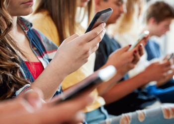 Καμπανάκι από Μητσοτάκη για τα smartphones στα σχολεία: Τα παιδιά κινδυνεύουν από τον απόλυτο εθισμό