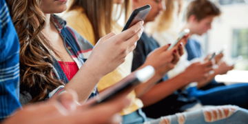 Καμπανάκι από Μητσοτάκη για τα smartphones στα σχολεία: Τα παιδιά κινδυνεύουν από τον απόλυτο εθισμό