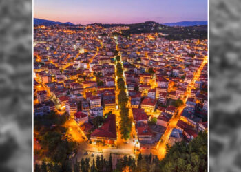 Εκπληκτική φωτογραφία του Αργύρη Καραμούζα από τη νυχτερινή Κοζάνη