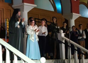 Καταχειροκροτήθηκε η πρεμιέρα του θεατρικού έργου “Άγιος Λουκάς ο ιατρός” στον Ι.Ν. Αγίας Σκέπης Πτολεμαΐδος (ρεπορτάζ της Κούλας Πουλασιχίδου)