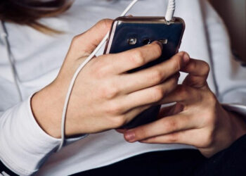 Τελικά τα «έξυπνα» κινητά όντως μας ακούνε – Πώς να το απενεργοποιήσετε