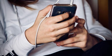 Τελικά τα «έξυπνα» κινητά όντως μας ακούνε – Πώς να το απενεργοποιήσετε