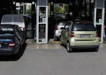 Με πρόστιμα κινδυνεύουν χιλιάδες αυτοκίνητα στην Ελλάδα – Τι πρέπει να κάνουν οι ιδιοκτήτες