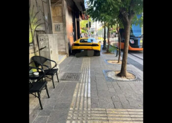 Πάρκαρε μια πανάκριβη Lamborghini πάνω στο πεζοδρόμιο και έγινε viral -Το απίστευτο περιστατικό