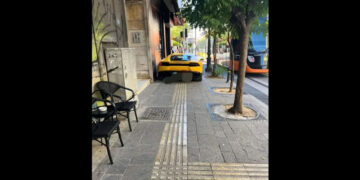 Πάρκαρε μια πανάκριβη Lamborghini πάνω στο πεζοδρόμιο και έγινε viral -Το απίστευτο περιστατικό
