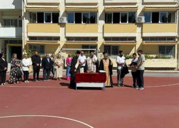 Λάμπρινε με την παρουσία του τον Αγιασμό για την έναρξη της νέας σχολικής χρονιάς του 3ου ΓΕΛ Πτολεμαΐδας, ο Μητροπολίτης κ.κ. Ειρηναίος ! (ρεπορτάζ της Κούλας Πουλασιχίδου)
