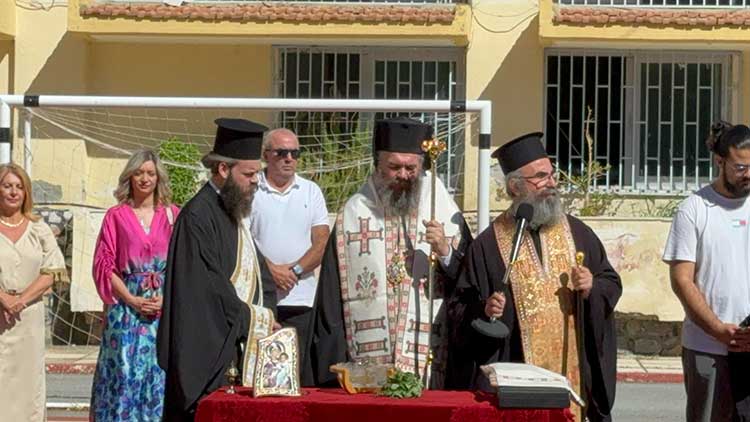 Λάμπρινε με την παρουσία του τον Αγιασμό για την έναρξη της νέας σχολικής χρονιάς του 3ου ΓΕΛ Πτολεμαΐδας, ο Μητροπολίτης κ.κ. Ειρηναίος ! (ρεπορτάζ της Κούλας Πουλασιχίδου)