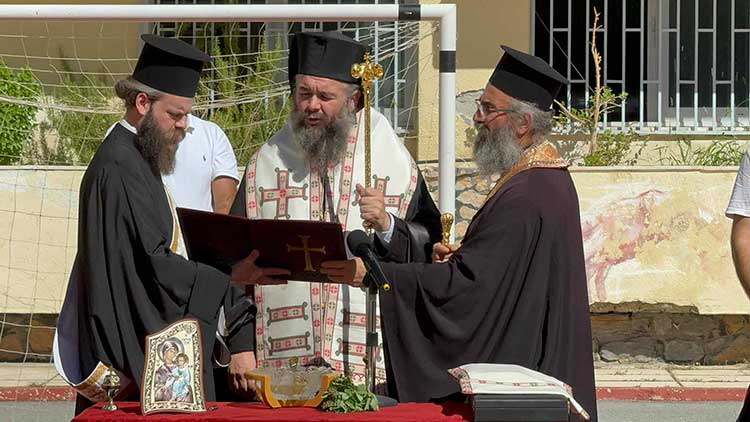 Λάμπρινε με την παρουσία του τον Αγιασμό για την έναρξη της νέας σχολικής χρονιάς του 3ου ΓΕΛ Πτολεμαΐδας, ο Μητροπολίτης κ.κ. Ειρηναίος ! (ρεπορτάζ της Κούλας Πουλασιχίδου)