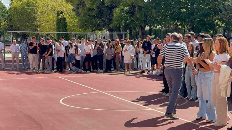 Λάμπρινε με την παρουσία του τον Αγιασμό για την έναρξη της νέας σχολικής χρονιάς του 3ου ΓΕΛ Πτολεμαΐδας, ο Μητροπολίτης κ.κ. Ειρηναίος ! (ρεπορτάζ της Κούλας Πουλασιχίδου)