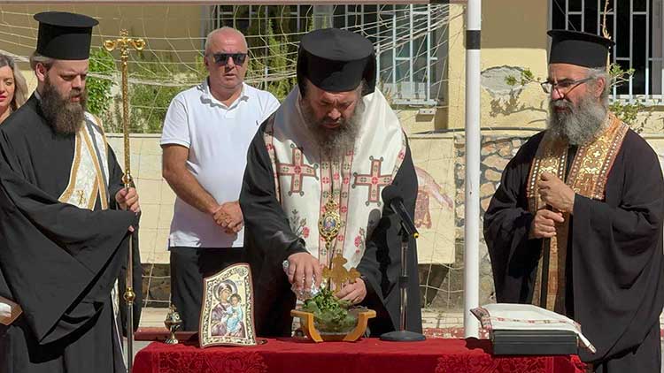 Λάμπρινε με την παρουσία του τον Αγιασμό για την έναρξη της νέας σχολικής χρονιάς του 3ου ΓΕΛ Πτολεμαΐδας, ο Μητροπολίτης κ.κ. Ειρηναίος ! (ρεπορτάζ της Κούλας Πουλασιχίδου)