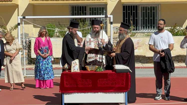 Λάμπρινε με την παρουσία του τον Αγιασμό για την έναρξη της νέας σχολικής χρονιάς του 3ου ΓΕΛ Πτολεμαΐδας, ο Μητροπολίτης κ.κ. Ειρηναίος ! (ρεπορτάζ της Κούλας Πουλασιχίδου)