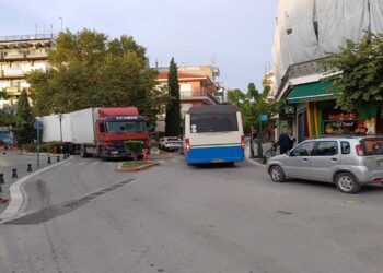 Για άλλη μια φορά συρόμενη διπλή νταλίκα κόλλησε στα “φιδάκια” στο κέντρο της Πτολεμαΐδας