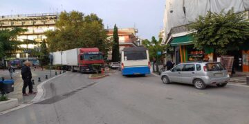 Για άλλη μια φορά συρόμενη διπλή νταλίκα κόλλησε στα “φιδάκια” στο κέντρο της Πτολεμαΐδας