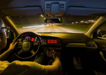 Τέλος η οδήγηση τη νύχτα -Ποιοι δεν θα μπορούν να κάθονται πίσω από το τιμόνι το βράδυ