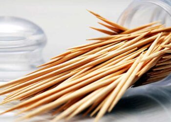 Οι ειδικοί προειδοποιούν: Να τι συμβαίνει στα δόντια μας όταν χρησιμοποιούμε οδοντογλυφίδα