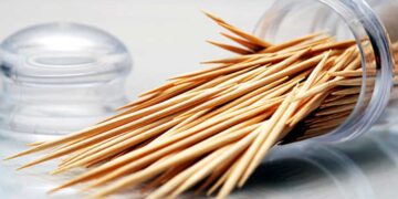 Οι ειδικοί προειδοποιούν: Να τι συμβαίνει στα δόντια μας όταν χρησιμοποιούμε οδοντογλυφίδα