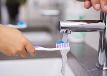 Οδοντίατρος αποκαλύπτει το λάθος που κάνουμε με το βούρτσισμα των δοντιών -«Ο,τι χειρότερο»