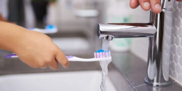 Οδοντίατρος αποκαλύπτει το λάθος που κάνουμε με το βούρτσισμα των δοντιών -«Ο,τι χειρότερο»