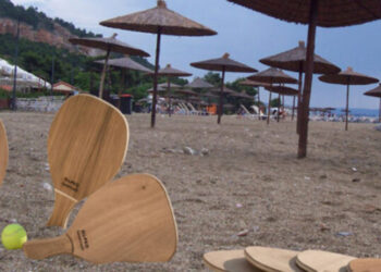 Συνέλαβαν δύο άτομα επειδή… έπαιζαν ρακέτες στην παραλία