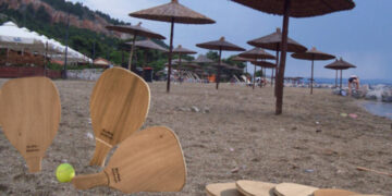 Συνέλαβαν δύο άτομα επειδή… έπαιζαν ρακέτες στην παραλία