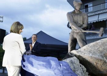 Η ΠτΔ Κατερίνα Σακελλαροπούλου έκανε τα αποκαλυπτήρια του «Μνημείου Εργάτη» στη Φλώρινα