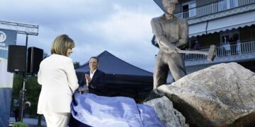 Η ΠτΔ Κατερίνα Σακελλαροπούλου έκανε τα αποκαλυπτήρια του «Μνημείου Εργάτη» στη Φλώρινα