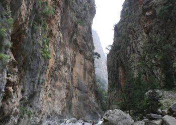 Τραγωδία στο φαράγγι της Σαμαριάς: Νεκρή γυναίκα – Δεκάδες εγκλωβισμένοι