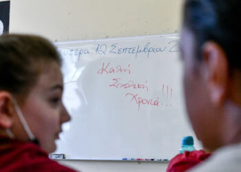 Απίστευτη αναλγησία: Φώναξαν την αστυνομία για να διώξουν 10χρονη από το σχολείο, δεν «χωράει» στην τάξη