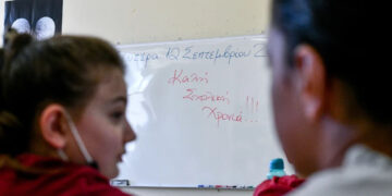 Απίστευτη αναλγησία: Φώναξαν την αστυνομία για να διώξουν 10χρονη από το σχολείο, δεν «χωράει» στην τάξη