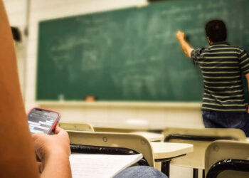 “Έπεσε” η πρώτη αποβολή μαθητή για χρήση κινητού