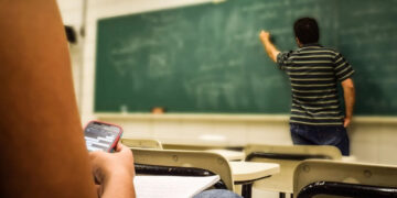 “Έπεσε” η πρώτη αποβολή μαθητή για χρήση κινητού