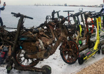 Καθάρισαν τον Θερμαϊκό – Έβγαλαν από μηχανάκια και ηλεκτρικά πατίνια μέχρι καρέκλες