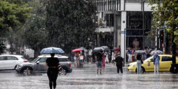 Καιρός: Αλλάζει το σκηνικό με πτώση της θερμοκρασίας και βροχές – Πού και πότε θα σημειωθούν καταιγίδες