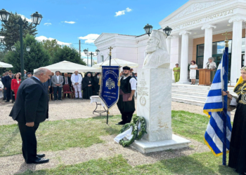 Κατάθεση στεφάνου από τον Μιχάλη Παπαδόπουλο στον χώρο της Μικρασιατικής Στέγης για την Ημέρα Μνήμης της Μικρασιατικής Καταστροφής