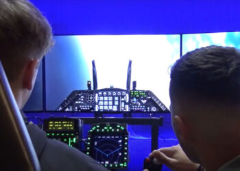 Στην Κοζάνη ο προσομοιωτής πτήσης F-16 – Μια μοναδική εμπειρία (Βίντεο από Top Channel)