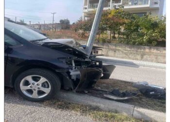 Τροχαίο ατύχημα στη Χαραυγή με σοβαρές υλικές ζημιές(φωτογραφία)