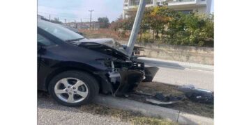 Τροχαίο ατύχημα στη Χαραυγή με σοβαρές υλικές ζημιές(φωτογραφία)