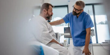 Καρκίνος του παχέος εντέρου: Ξεκίνησε η αποστολή SMS στους άνω των 50 για δωρεάν self tests