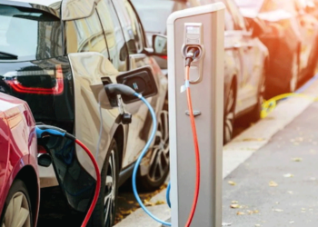 Εκπτώσεις και μειώσεις τιμών στα ηλεκτρικά αυτοκίνητα – Τι θα γίνει τα επόμενα χρόνια