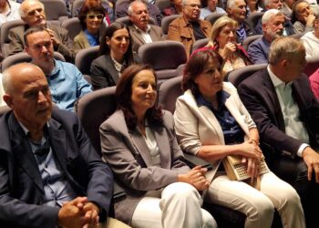 «Από τη Γιτιά και τη Σκ’ ρκα, στις Βρυξέλλες και την Ουάσιγκτον. Σας ευχαριστώ…»- Με έντονα συναισθήματα η ομιλία Διαμαντοπούλου στην Κοζάνη- Ανοιχτή στήριξη από Κουκουλόπουλο